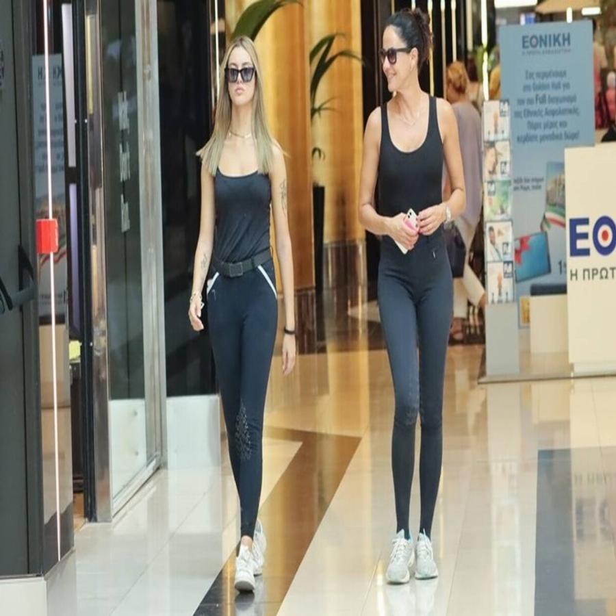 Μαμά και κόρη εν δράσει: Η Εύη Αδάμ πήγε για ψώνια με την Δανάη Λιβιεράτου και μοιάζουν σαν αδερφές