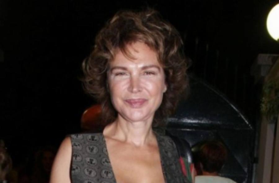 Σαν να μην πέρασε μία μέρα: Η Χριστίνα Θεοδωροπούλου από τη σειρά «Θα σε δω στο πλοίο» είναι εξίσου λαμπερή και γοητευτική