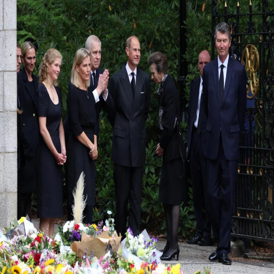 Οι “royals” δεν κλαίνε: Η αγαπημένη εγγονή της βασίλισσας Ελισάβετ Λαίδη Λουίζ Γουίνσδορ που έσπασε το πρωτόκολλο