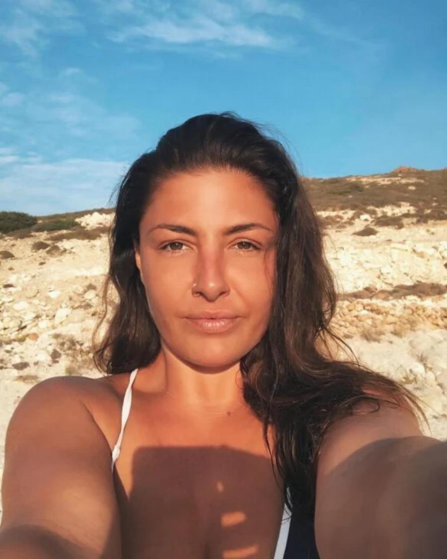 Η απόλυτη φυσική ομορφιά: Η Έλενα Παπαρίζου ποζάρει με μαγιό και τα likes πέφτουν βροχή