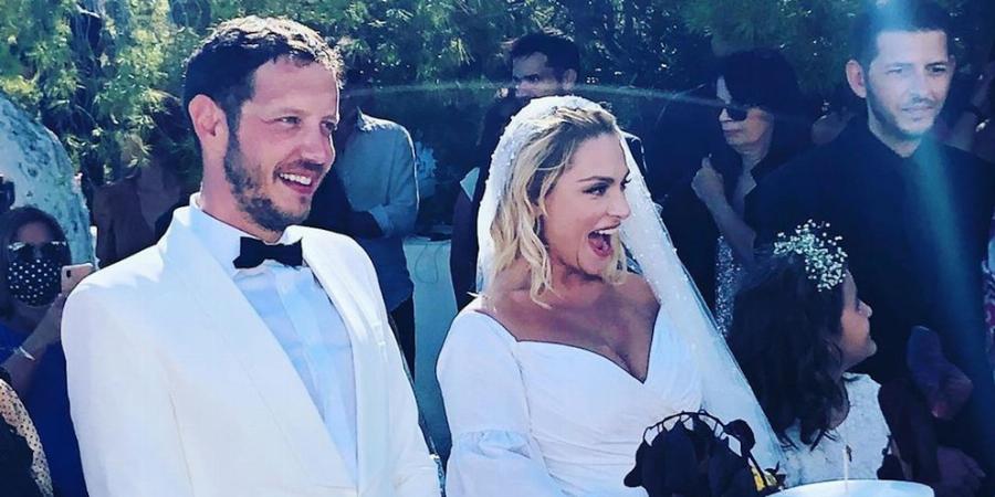 Ελεονώρα Ζουγανέλη: Σπάνιες φωτογραφίες από το νεοκλασσικό σπίτι στο οποίο μένει με τον αγαπημένο της