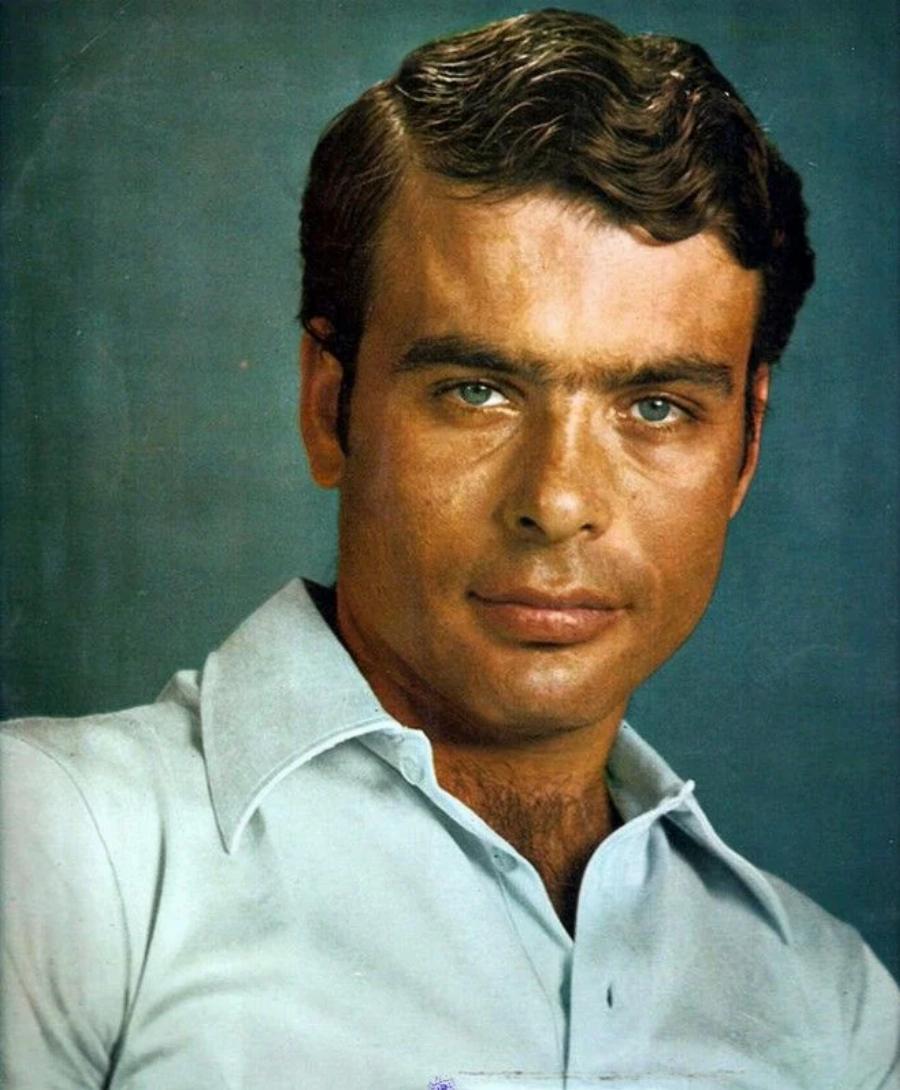 Γιάννης Πουλόπουλος: Η απώλεια των γονιών του, οι σκληρές δουλειές, οι θρυλικές ερμηνείες και το τέλος στο νοσοκομείο