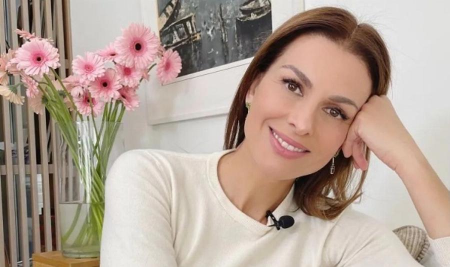 Τζίνα Αλιμόνου: Το παραμυθένιο μίνιμαλ σπίτι της, το τζάκι νέας εποχής και το λευκό σαλόνι της