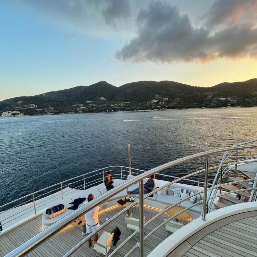 Σε γιοτ αξίας εκατομμυρίων με τρεις ορόφους: Οι λουσάτες διακοπές Μαριέττας Χρουσαλά και Λέοντα Πατίτσα στην Ελλάδα