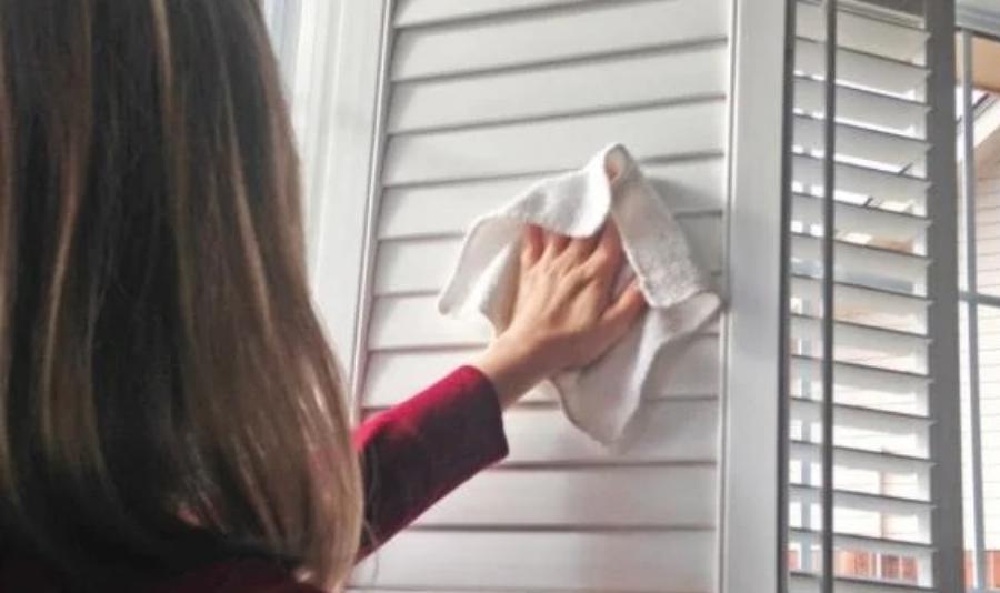 Καθάρισμα παντζουριών: Ο καλύτερος, οικονομικότερος και ευκολότερος τρόπος για να τα κάνετε να αστράφτουν