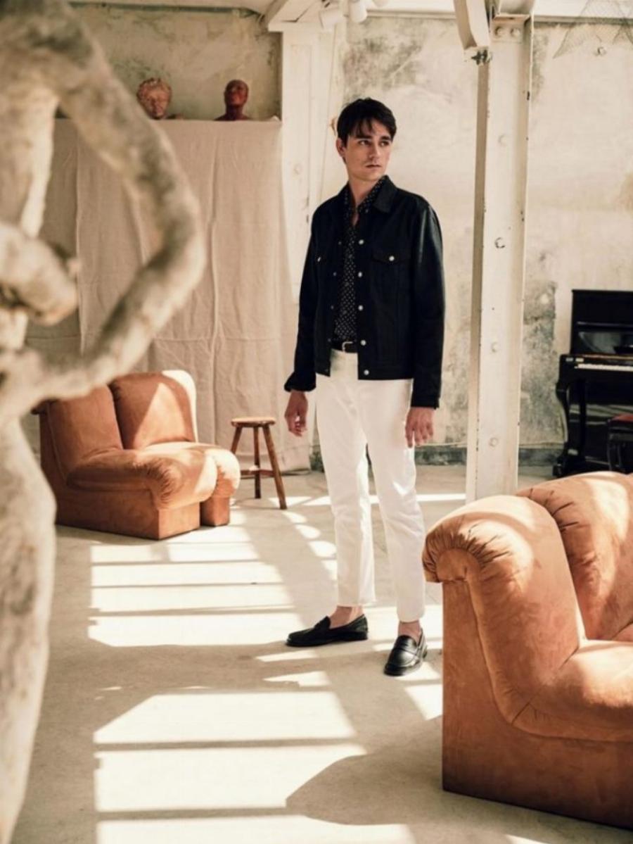 Μοντέλο, μελαχρινός και κούκλος: Ο 26χρονος γιος του Αλέν Ντελόν πήρε την ομορφιά και τη γοητεία του πατέρα του