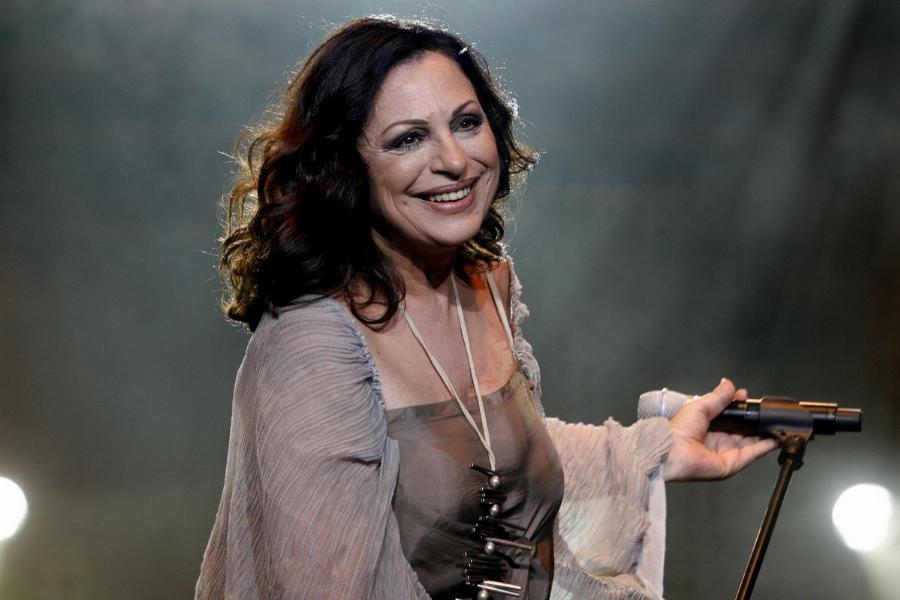 Λίγοι το θυμούνται: Σπάνια στιγμιότυπα από τον δεύτερο γάμο της Χαρούλας Αλεξίου με τον Σωτήρη Μπασιάκο