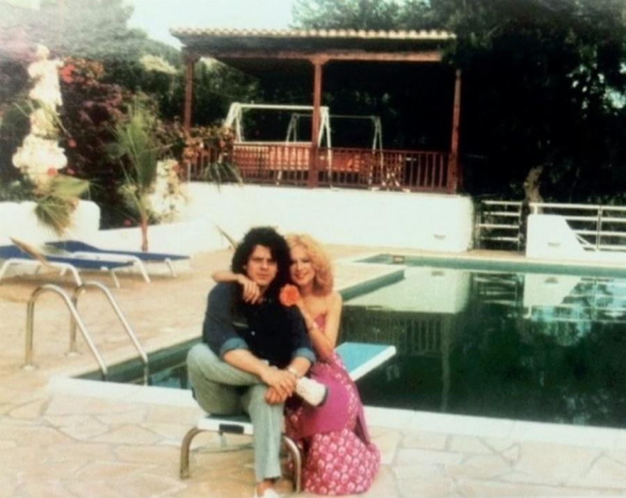 Πως είναι το εξοχικό της Αλίκης στον Θεολόγο, σήμερα: Ο παραμυθένιος κήπος και το σπίτι που μοιάζει με παλάτι