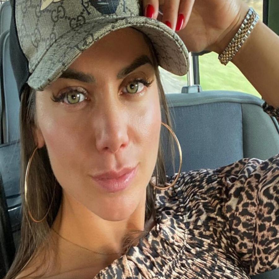 Κορμί κόλαση η Κυριακή Κατσογρεσάκη: Η παίκτρια από το ριάλιτι της Φάρμας με πράσινο μπικίνι δίπλα στην πισίνα