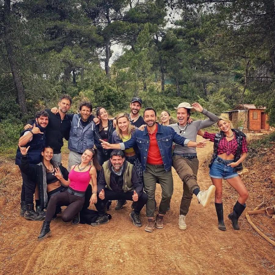 Κορμί κόλαση η Κυριακή Κατσογρεσάκη: Η παίκτρια από το ριάλιτι της Φάρμας με πράσινο μπικίνι δίπλα στην πισίνα