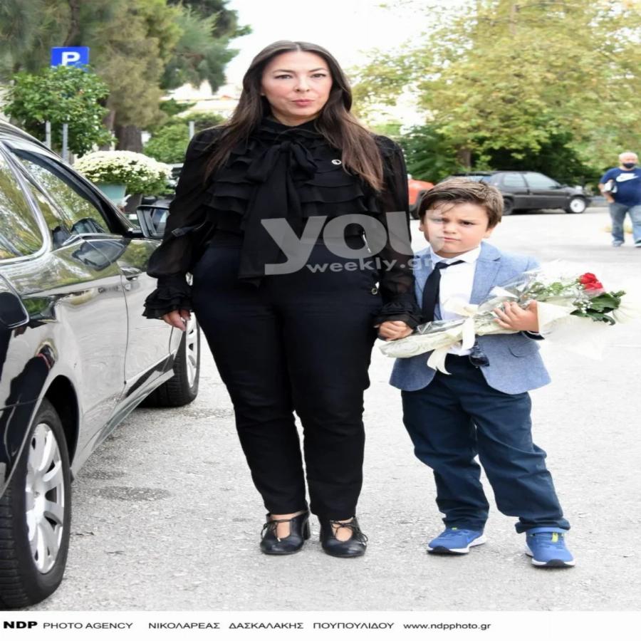 Όλα τα μάτια έπεσαν σε αυτό που έκανε ο Φοίβος Βουτσάς για τη νονά του:  Η πιο συγκινητική στιγμή στην κηδεία της Μάρθας