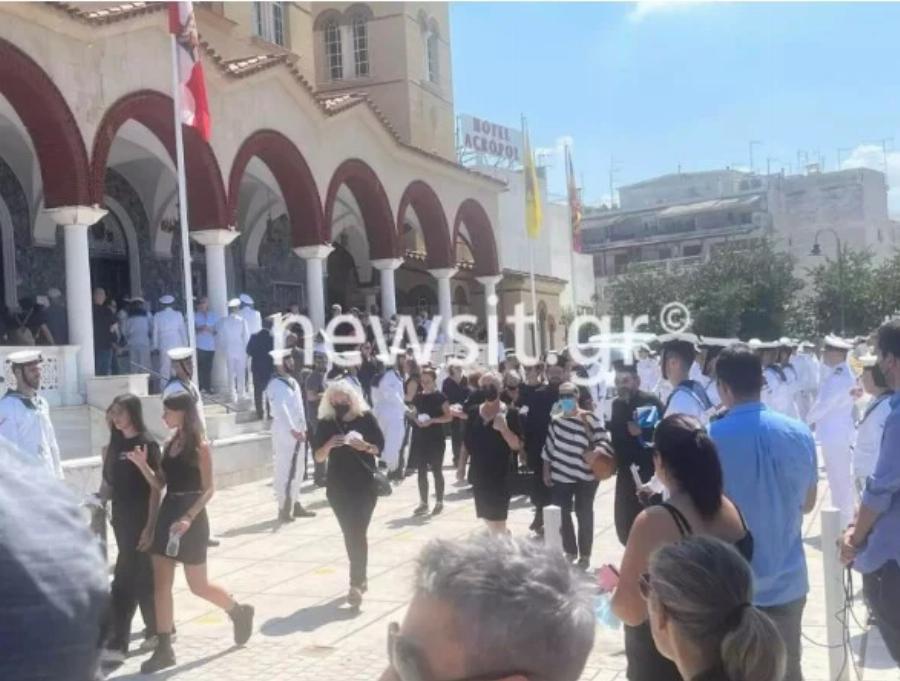 Σπαρακτικές στιγμές στην Λάρισα:  O Αρχηγός των Δοκίμων χαιρετά την Θάλεια – Νύφη με μπομπονιέρες στην κηδεία της