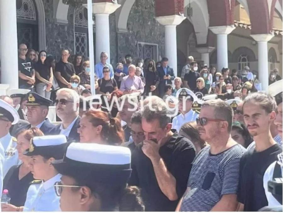 Σπαρακτικές στιγμές στην Λάρισα:  O Αρχηγός των Δοκίμων χαιρετά την Θάλεια – Νύφη με μπομπονιέρες στην κηδεία της