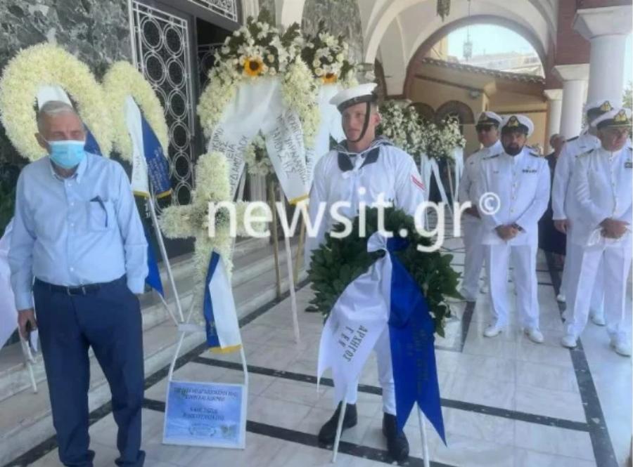 Σπαρακτικές στιγμές στην Λάρισα:  O Αρχηγός των Δοκίμων χαιρετά την Θάλεια – Νύφη με μπομπονιέρες στην κηδεία της