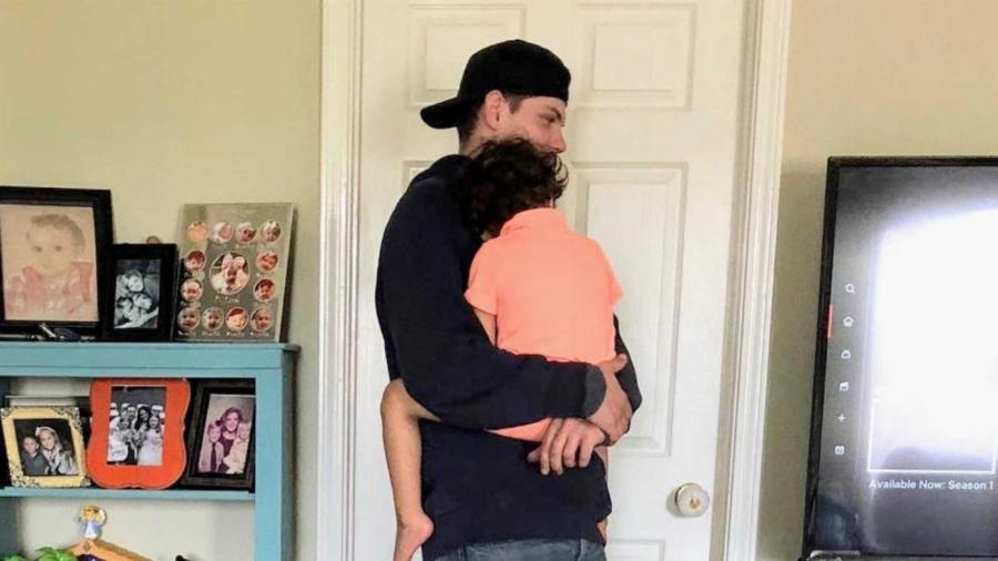 «Ο τεχνικός σας κράτησε συντροφιά στο τυφλό παιδί μου… Είναι τιμή που τον έχετε»