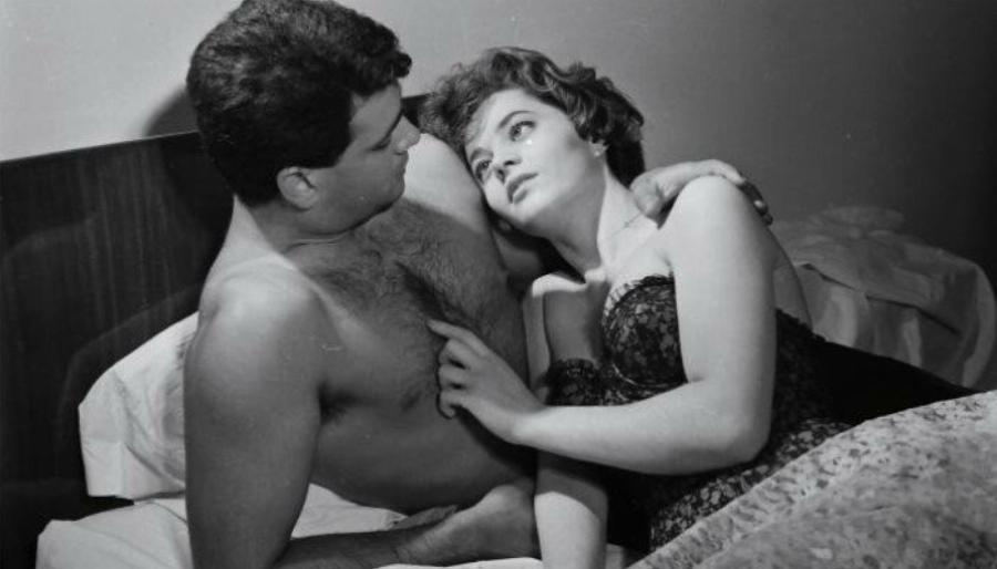 Κώστας Κακκαβάς: Είναι 86 ετών και διατηρεί άψογα τη γοητεία και το γυμνασμένο σώμα του