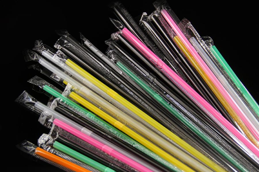 Παράνομο κύκλωμα διαθέτει στην αγορά πλαστικά καλαμάκια