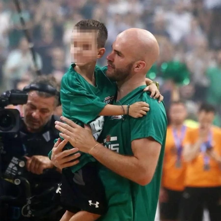 Τους στηρίζουν και στα δύσκολα και στα εύκολα: Οι γυναίκες πίσω από τους παίκτες της Εθνικής ομάδας που σάρωσε στο Eurobasket 2022