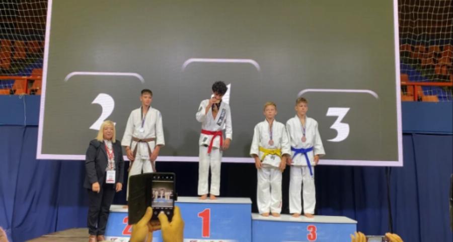 Μας γέμισαν περηφάνια: Οι “μικροί” Χρυσοί Βαλκανιονίκες του Jiu-jitsu πήγαν την Ελλάδα στη κορυφή