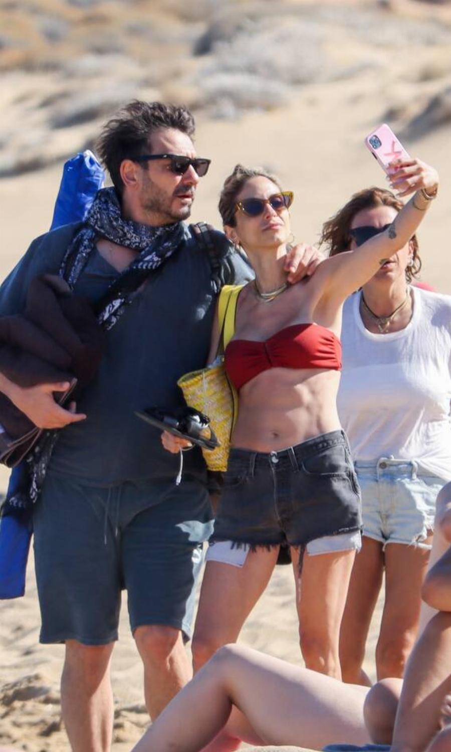 Με άψογο κορμί κόβει την ανάσα: Η Σοφία Καρβέλα με κόκκινο μπικίνι μοιράζει εγκεφαλικά