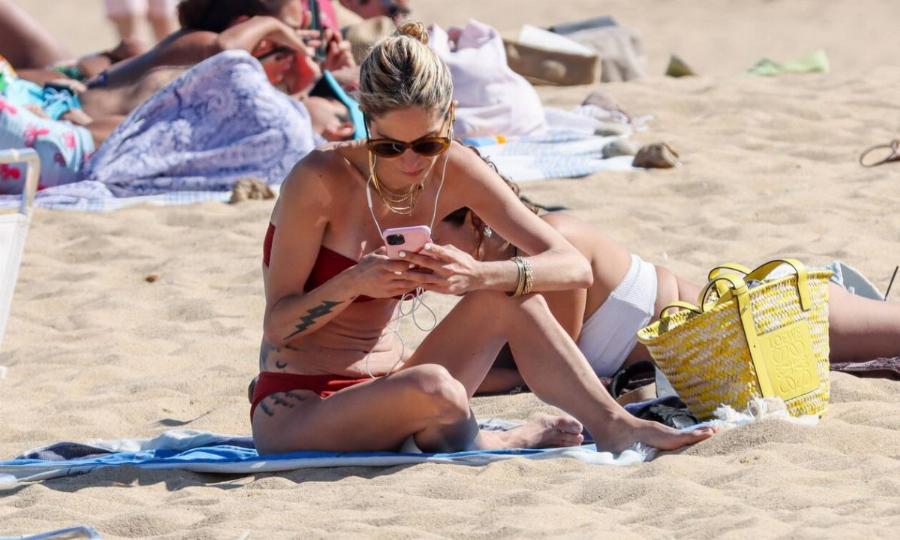 Με άψογο κορμί κόβει την ανάσα: Η Σοφία Καρβέλα με κόκκινο μπικίνι μοιράζει εγκεφαλικά