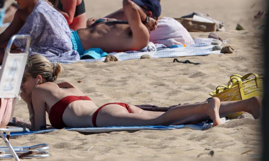 Με άψογο κορμί κόβει την ανάσα: Η Σοφία Καρβέλα με κόκκινο μπικίνι μοιράζει εγκεφαλικά