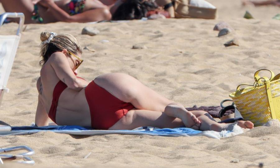 Με άψογο κορμί κόβει την ανάσα: Η Σοφία Καρβέλα με κόκκινο μπικίνι μοιράζει εγκεφαλικά