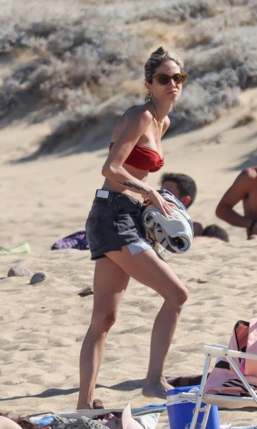 Με άψογο κορμί κόβει την ανάσα: Η Σοφία Καρβέλα με κόκκινο μπικίνι μοιράζει εγκεφαλικά