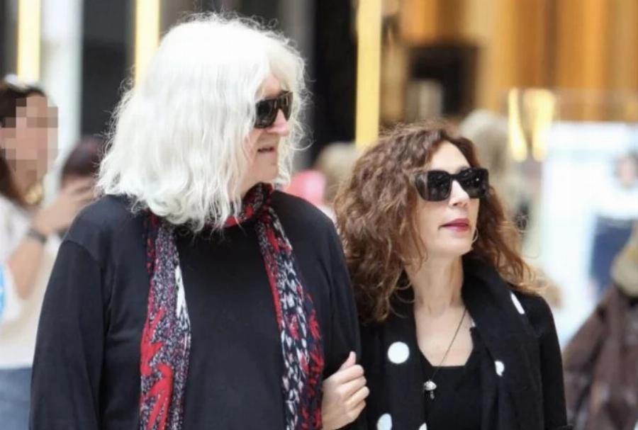 Ο Τζόνι Ντεπ της Ελλάδας: Η εμφάνιση του Νίκου Καρβέλα με την κατά 40 χρόνια νεότερη σύντροφο του