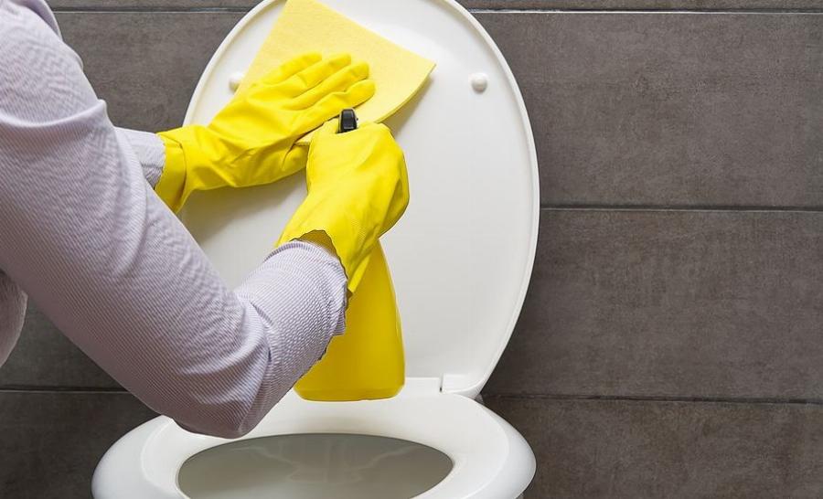 Εύκολα, γρήγορα και οικονομικά: Το ισχυρό σπιτικό καθαριστικό που κάνει τη λεκάνη της τουαλέτας να λάμπει χωρίς τρίψιμο και χημικά