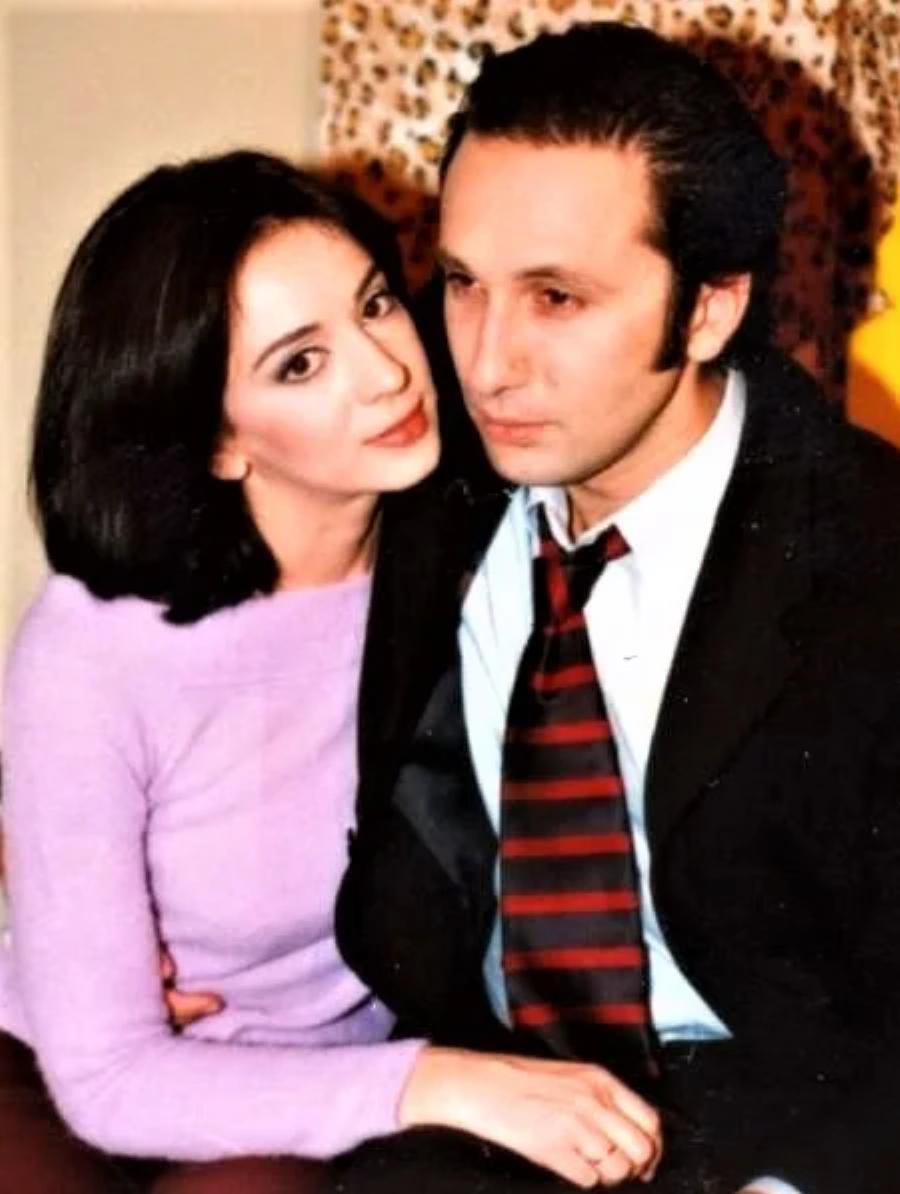 Ρένος Χαραλαμπίδης: Τα φτωχικά χρόνια, η καταγωγή, το τάμα στην Αγία Ειρήνη Χρυσοβαλάντου και το θαύμα της εγκυμοσύνης