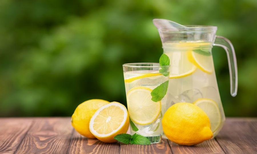 Ρόφημα αποτοξίνωσης: “Αποφάσισα να πίνω ζεστό νερό με λεμόνι για μία εβδομάδα και αυτά ήταν τα αποτελέσματα”