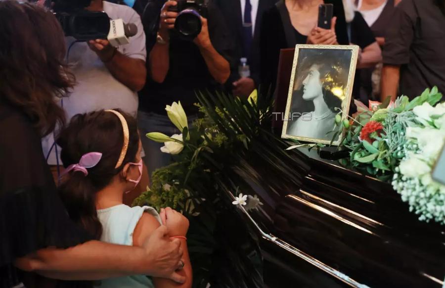 Κοσμοσυρροή στο τελευταίο αντίο της Ειρήνης Παππά: Η κηδεία της έγινε στο Χιλιομόδι Κορινθίας
