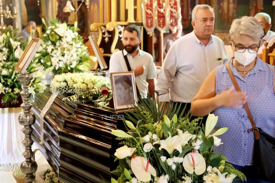 Κοσμοσυρροή στο τελευταίο αντίο της Ειρήνης Παππά: Η κηδεία της έγινε στο Χιλιομόδι Κορινθίας