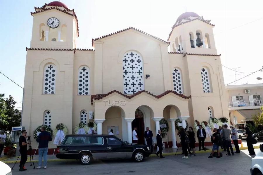 Κοσμοσυρροή στο τελευταίο αντίο της Ειρήνης Παππά: Η κηδεία της έγινε στο Χιλιομόδι Κορινθίας