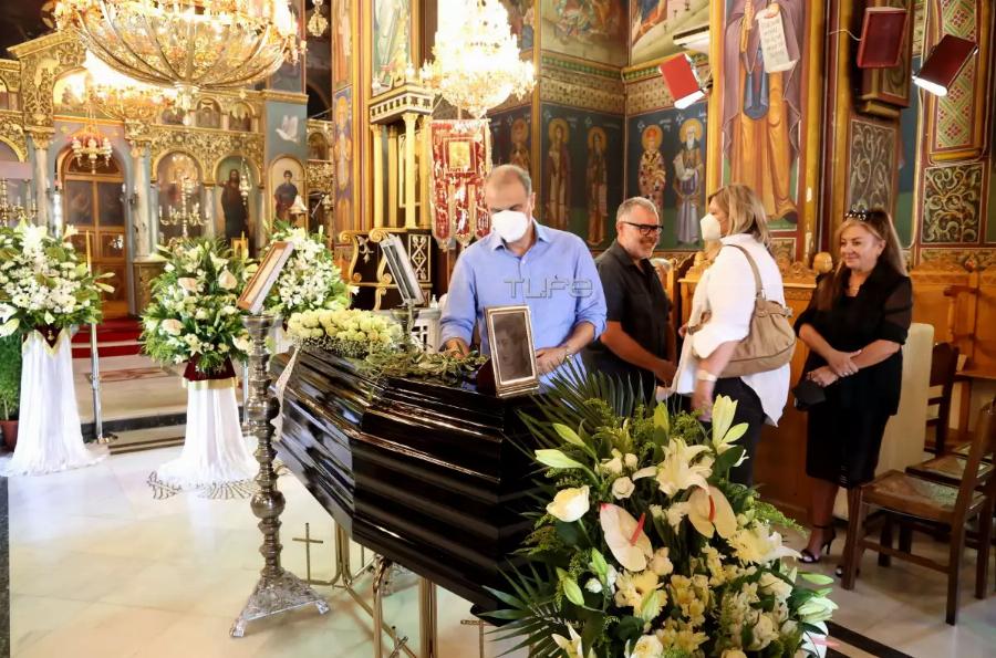 Κοσμοσυρροή στο τελευταίο αντίο της Ειρήνης Παππά: Η κηδεία της έγινε στο Χιλιομόδι Κορινθίας