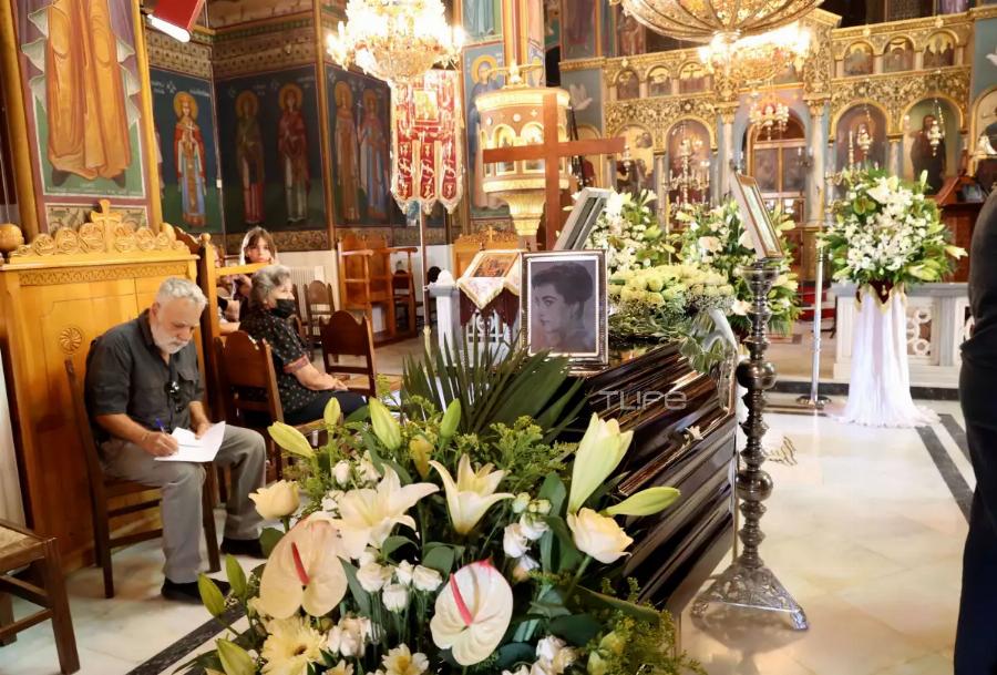 Κοσμοσυρροή στο τελευταίο αντίο της Ειρήνης Παππά: Η κηδεία της έγινε στο Χιλιομόδι Κορινθίας