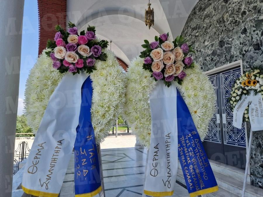 Τσακίζει κόκκαλα η κηδεία της 19χρονης Θάλειας στη Λάρισα: Σε κλίμα οδύνης και με τιμές από άγημα του Πολεμικού Ναυτικού