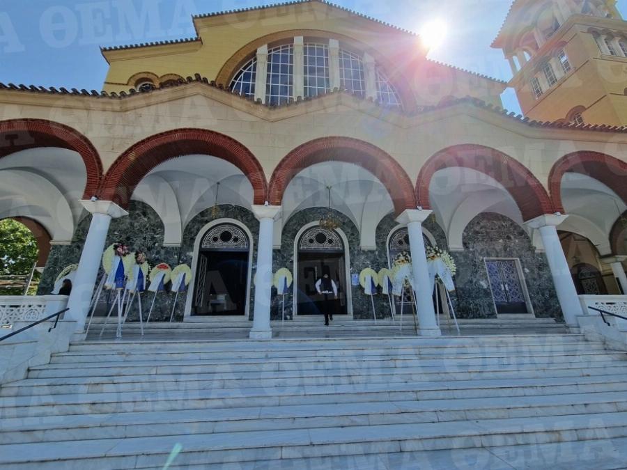 Τσακίζει κόκκαλα η κηδεία της 19χρονης Θάλειας στη Λάρισα: Σε κλίμα οδύνης και με τιμές από άγημα του Πολεμικού Ναυτικού