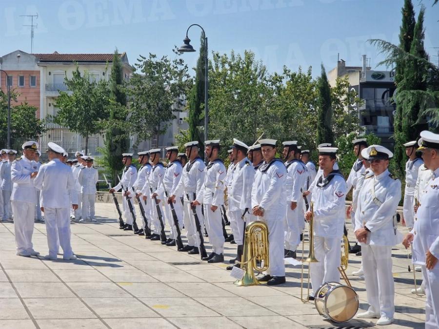 Τσακίζει κόκκαλα η κηδεία της 19χρονης Θάλειας στη Λάρισα: Σε κλίμα οδύνης και με τιμές από άγημα του Πολεμικού Ναυτικού