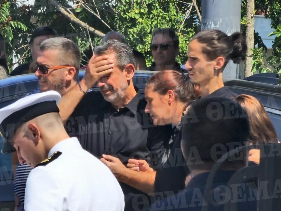 Τσακίζει κόκκαλα η κηδεία της 19χρονης Θάλειας στη Λάρισα: Σε κλίμα οδύνης και με τιμές από άγημα του Πολεμικού Ναυτικού