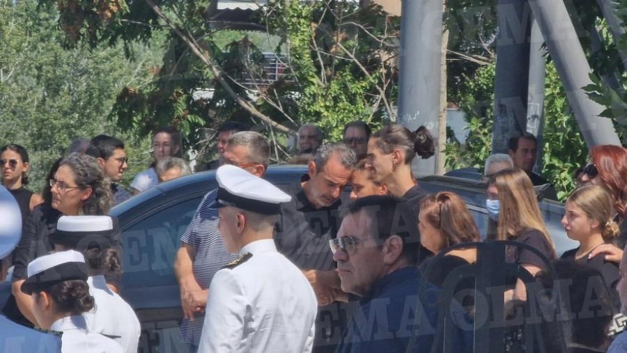 Τσακίζει κόκκαλα η κηδεία της 19χρονης Θάλειας στη Λάρισα: Σε κλίμα οδύνης και με τιμές από άγημα του Πολεμικού Ναυτικού