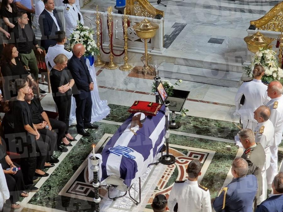 Τσακίζει κόκκαλα η κηδεία της 19χρονης Θάλειας στη Λάρισα: Σε κλίμα οδύνης και με τιμές από άγημα του Πολεμικού Ναυτικού