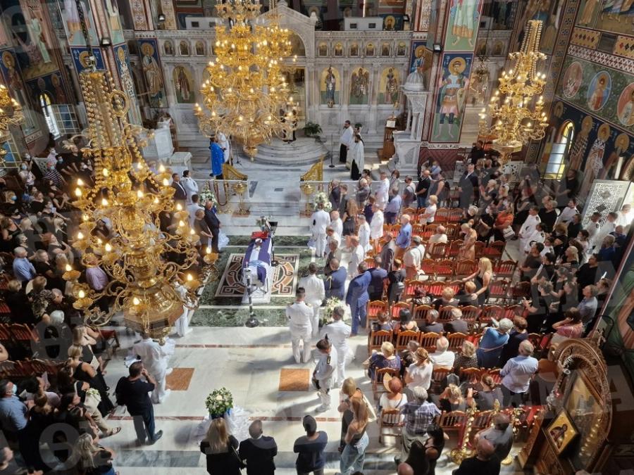 Τσακίζει κόκκαλα η κηδεία της 19χρονης Θάλειας στη Λάρισα: Σε κλίμα οδύνης και με τιμές από άγημα του Πολεμικού Ναυτικού