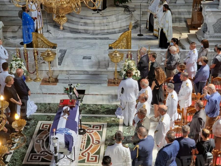 Τσακίζει κόκκαλα η κηδεία της 19χρονης Θάλειας στη Λάρισα: Σε κλίμα οδύνης και με τιμές από άγημα του Πολεμικού Ναυτικού