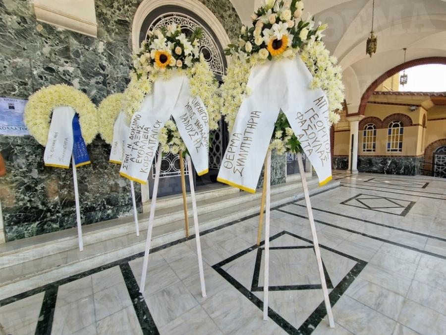 Τσακίζει κόκκαλα η κηδεία της 19χρονης Θάλειας στη Λάρισα: Σε κλίμα οδύνης και με τιμές από άγημα του Πολεμικού Ναυτικού