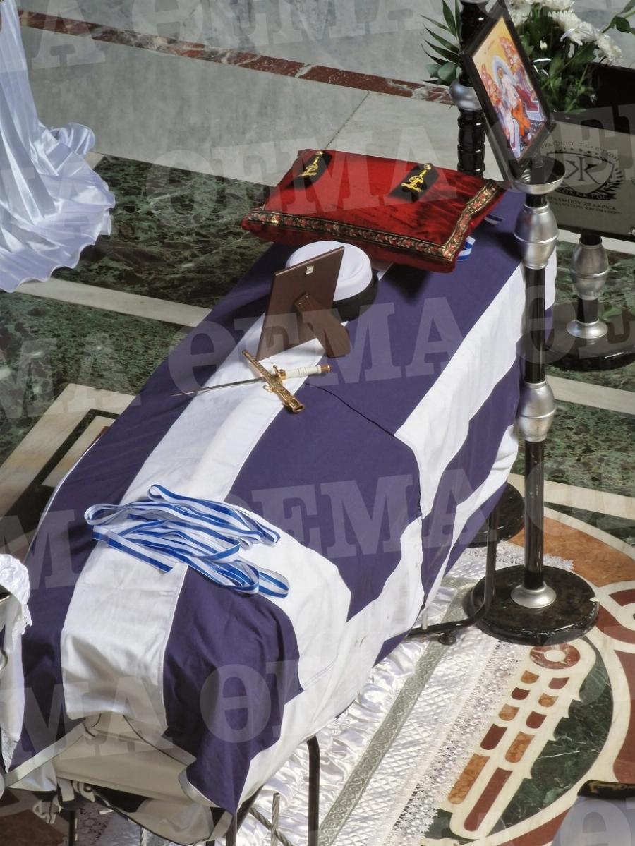 Τσακίζει κόκκαλα η κηδεία της 19χρονης Θάλειας στη Λάρισα: Σε κλίμα οδύνης και με τιμές από άγημα του Πολεμικού Ναυτικού