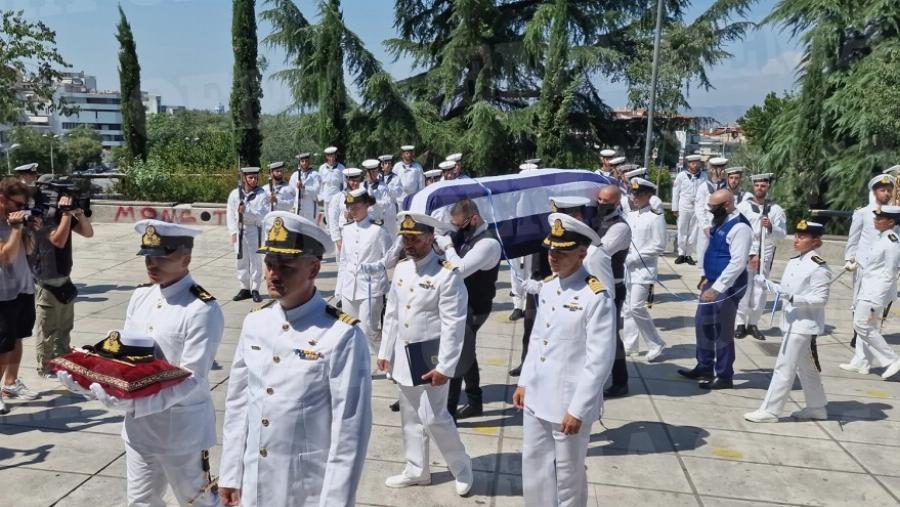 Τσακίζει κόκκαλα η κηδεία της 19χρονης Θάλειας στη Λάρισα: Σε κλίμα οδύνης και με τιμές από άγημα του Πολεμικού Ναυτικού