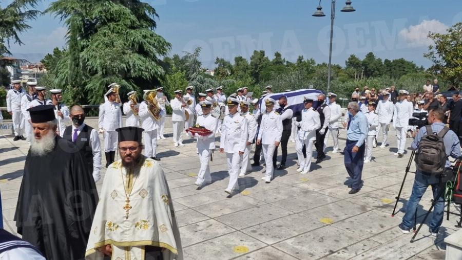 Τσακίζει κόκκαλα η κηδεία της 19χρονης Θάλειας στη Λάρισα: Σε κλίμα οδύνης και με τιμές από άγημα του Πολεμικού Ναυτικού