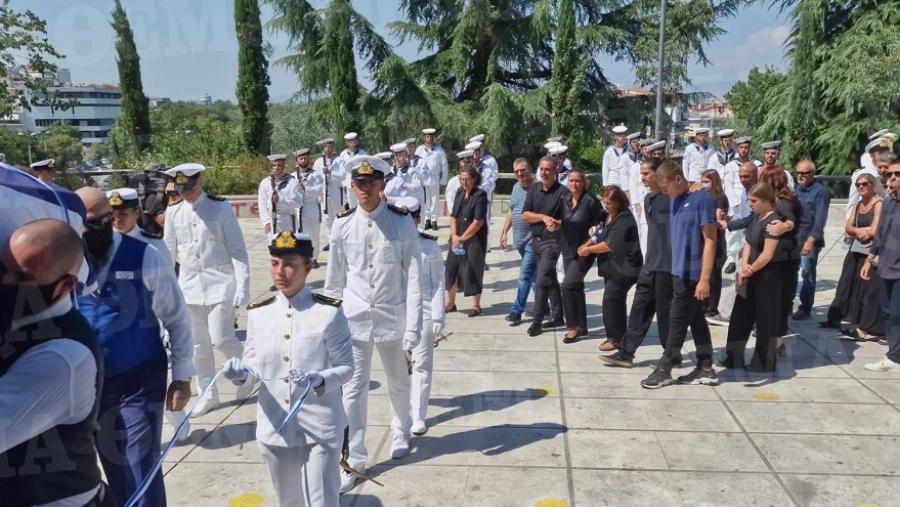Τσακίζει κόκκαλα η κηδεία της 19χρονης Θάλειας στη Λάρισα: Σε κλίμα οδύνης και με τιμές από άγημα του Πολεμικού Ναυτικού